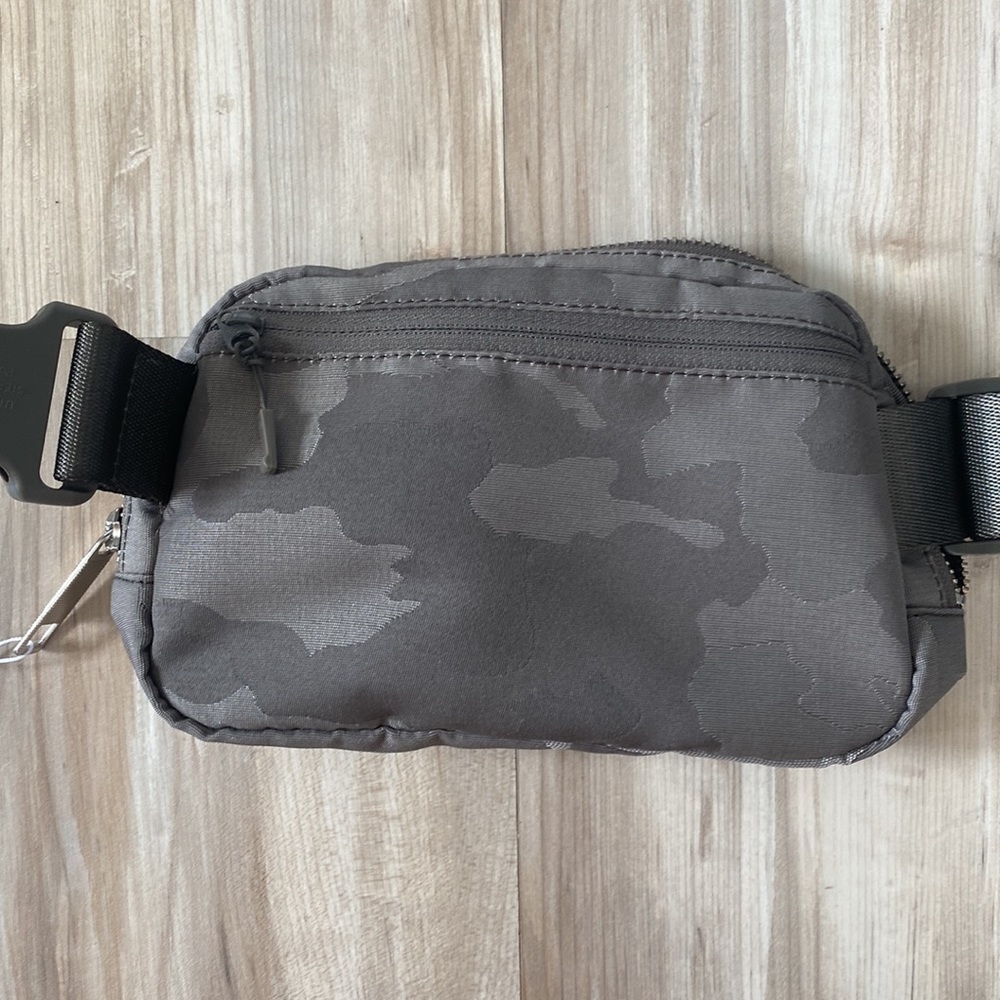 โค๏ธ Lululemon OG Everywhere Belt Bag Grey Camo HAGI NWT - Picture 7 of 8
